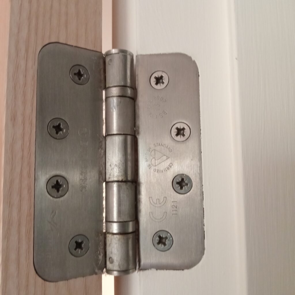 Door hinges, free from paint